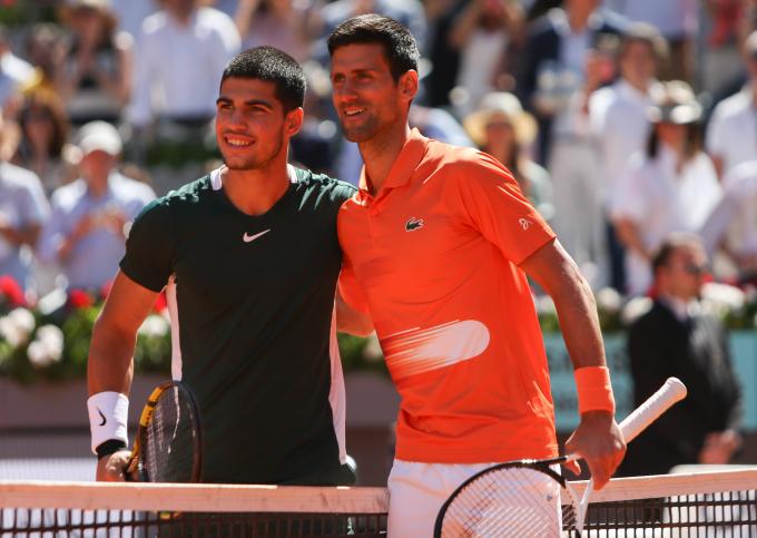 Carlos Alcaraz y Novak Djokovic, antes del aprtido en Madrid 2022 (Foto: cordon press)