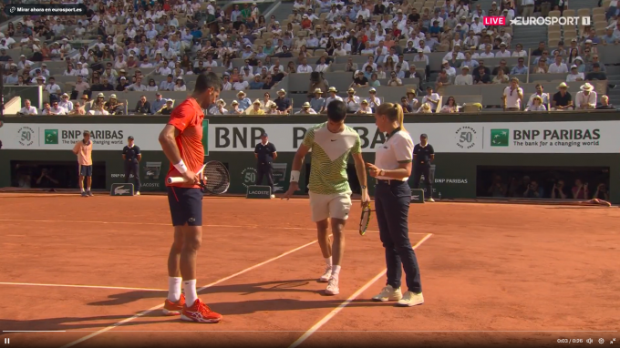 Alcaraz cojea durante la semifinal de Roland Garros.