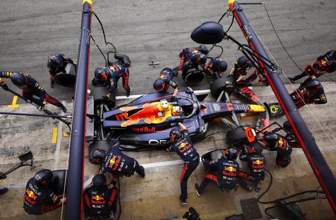Equipo Red Bull con el RB19,coche de Checo Pérez para la F1 2023 (Foto: Twitter Sergio Pérez)