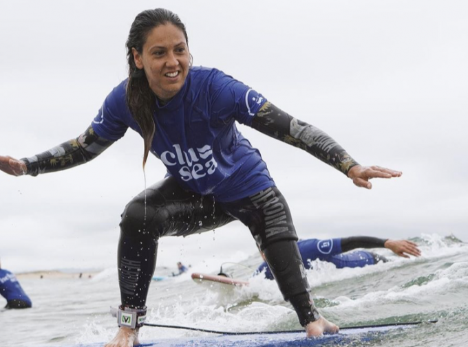 Mireia Cabañes haciendo surf (@eme_cabanyes)