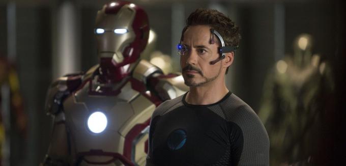 Robert Downey Jr. como Iron Man.
