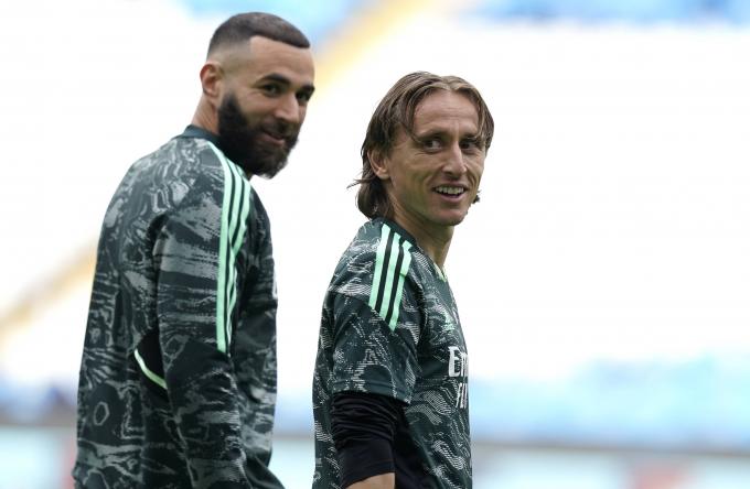 Luka Modric junto a Karim Benzema en un entrenamiento en con el Real Madrid el Etihad Stadium (Cordon Press)