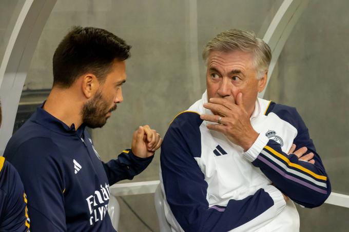 Carlo Ancelotti talks to his son Davide before the Real Madrid-Manchester United match (Photo: Cordon Press).