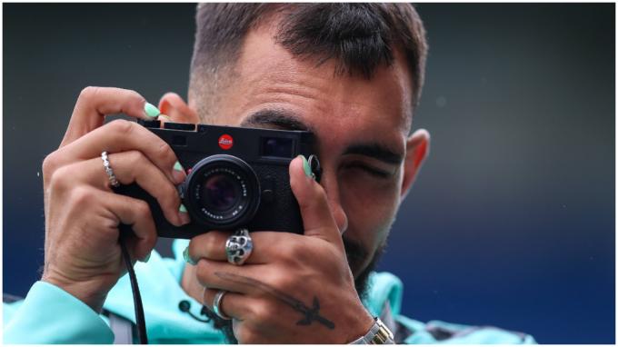 Borja Iglesias sostiene una cámara de fotos.
