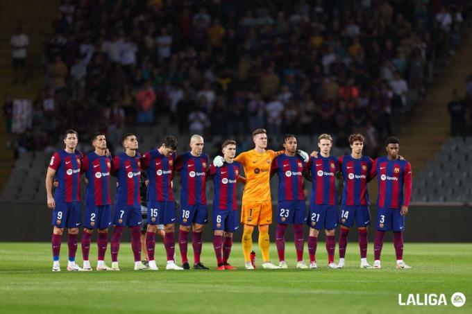 El once del Barcelona ante el Betis, durante el minuto de silencio (Foto: LaLiga).