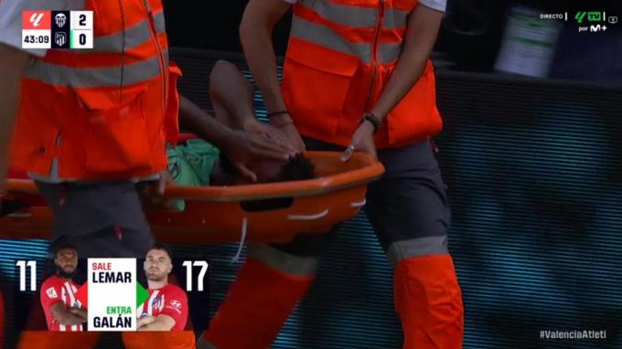 Lemar, en camilla y llorando en el Valencia-Atlético.