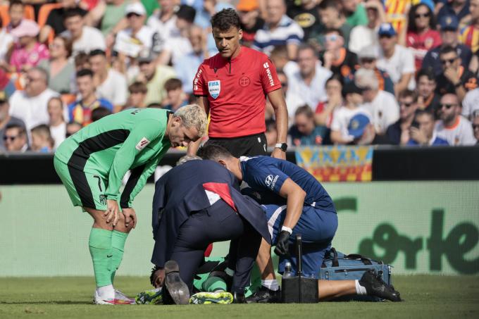Thomas Lemar es atendido por los médicos en el Valencia-Atlético (Foto: EFE).