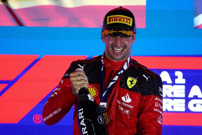 Carlos Sainz, celebrando la victoria en Singapur. (Cordon Press)