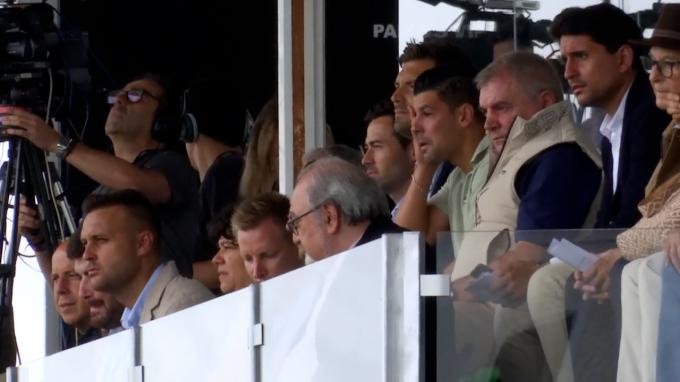Nolito, secándose las lágrimas en la grada de El Palmar.