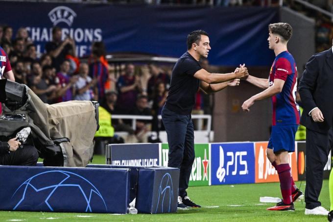 Xavi Hernández le da la mano a Gavi en el Barcelona-Amberes (FOTO: Cordón Press).