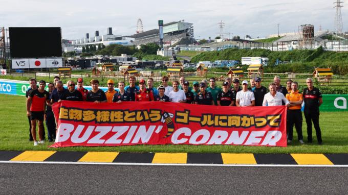 Sebastian Vettel inaugurando la 'Buzzin Corner' en Suzuka (Foto: Cordon Press).