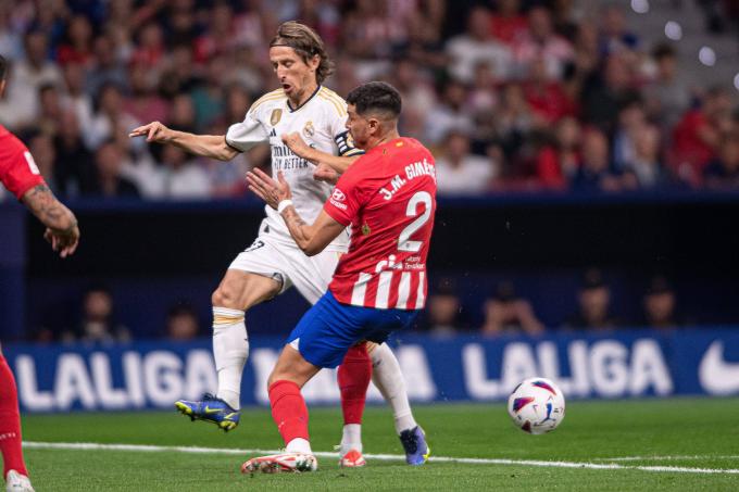 Luka Modric y Giménez pelean un balón en el Atlético-Real Madrid (Foto: Cordon Press).