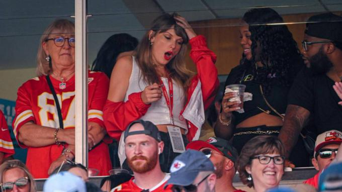Taylor Swift viendo a los Chiefs desde el palco VIP (Cordon Press)