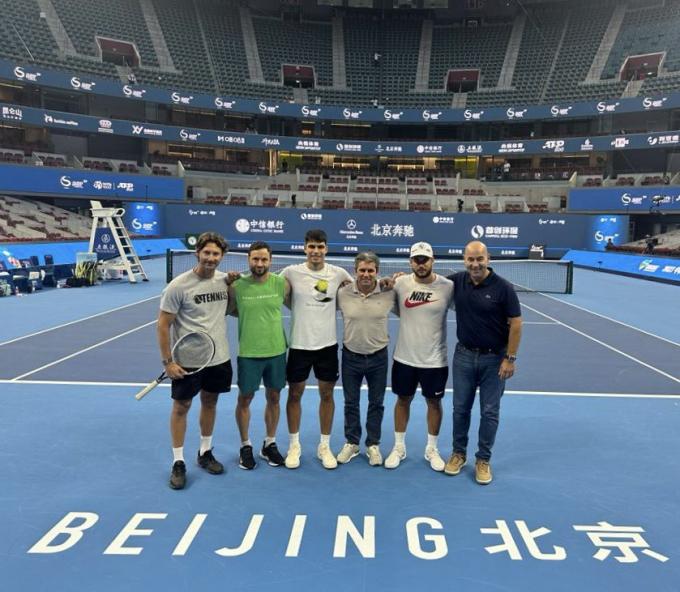 Alcaraz con su equipo en Pekín. (Foto: @carlosalcaraz)