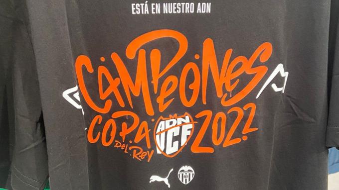 La camiseta oficial del Valencia, como campeones de la Copa del Rey de 2022.