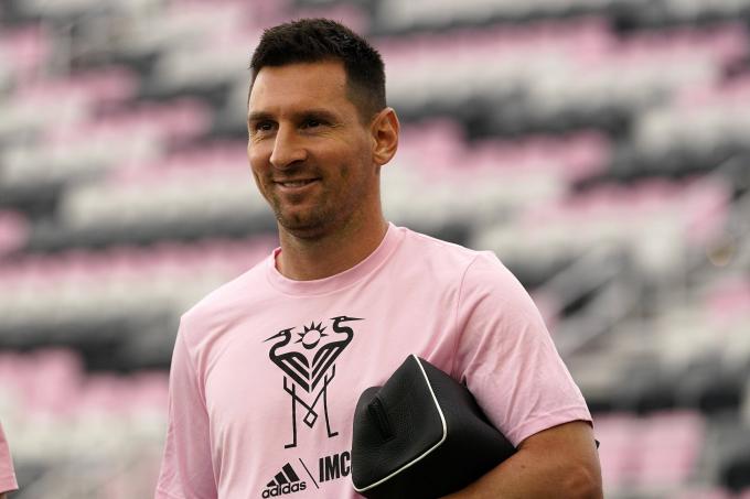 Leo Messi y el gesto solidario con Selena Gómez: le regaló una camiseta para su fundación