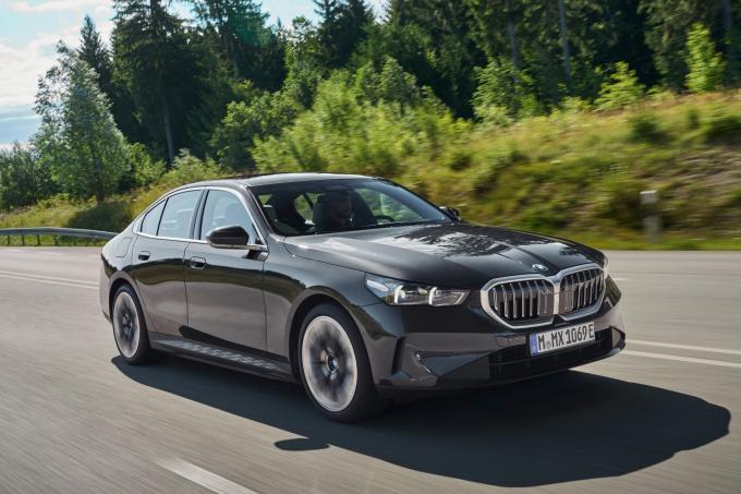 p90524305_lowres_the_new_bmw_530e_sopjpg.jpg