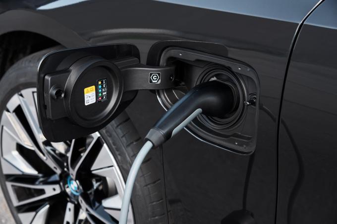 p90524326_lowres_the_new_bmw_530e_sopjpg.jpg