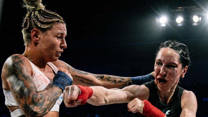Una luchadora de MMA le arranca dos dientes a su rival de un puñetazo: sangrienta pelea por el tí
