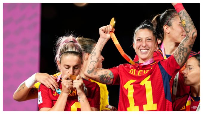 Alexia Putellas y Jennifer Hermoso celebrando el Mundial. (Fuente: Cordon Press)