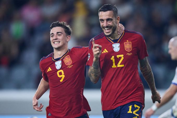 Gavi y Joselu celebran un gol en el Chipre-España (Foto: SeFutbol).