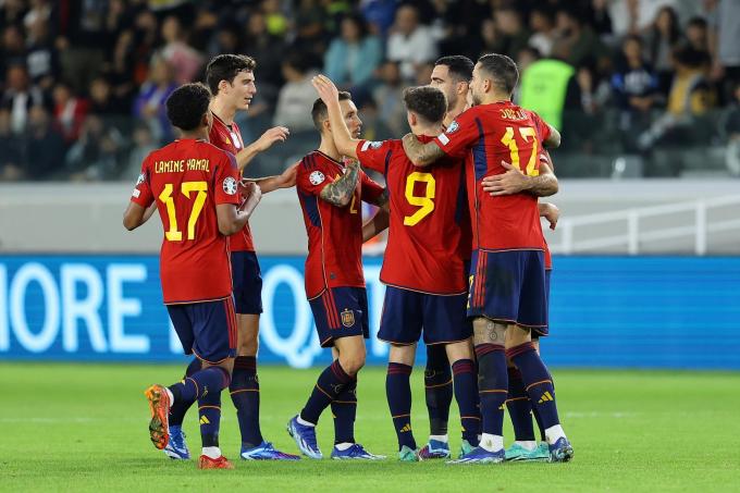 Los jugadores de España celebran el gol de Mikel Oyarzabal ante Chipre (Foto: EFE).