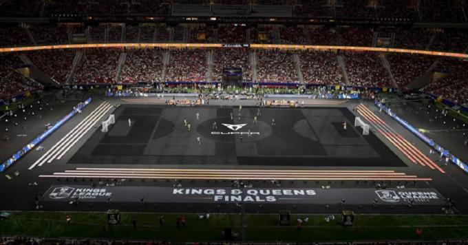 La Kings League convierte el Metropolitano en un estadio con césped negro.