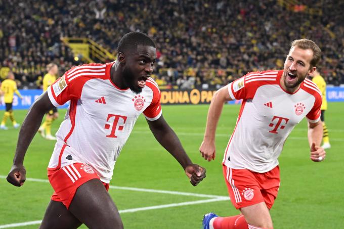 Upamecano celebrando un gol con el Bayern en Dortmund.