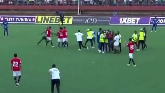 Varios aficionados de Sierra Leona saltan a pegar a Salah: el egipcio pudo esquivar el golpe de uno