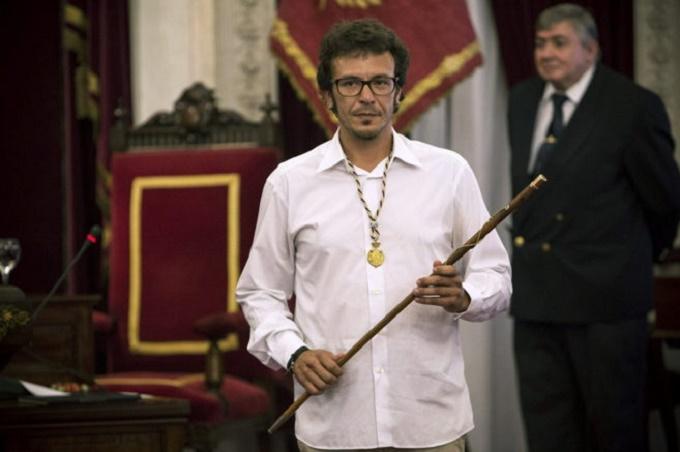Kichi posa con el bastón de mando como alcalde de Cádiz.
