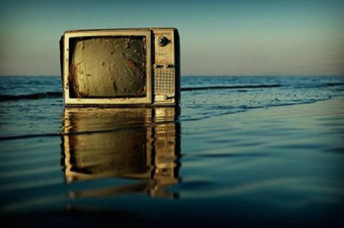 La televisión y el verano (imagen: vayatele.com)