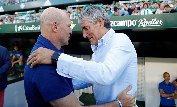 Pepe Mel y Quique Setién se saludan en el Betis-Dépor de la pasada temporada (Foto: Kiko Hurtado).