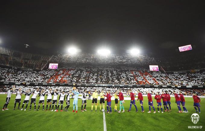La UEFA permite la venta de alcohol en los estadios. (Foto: Valencia CF)
