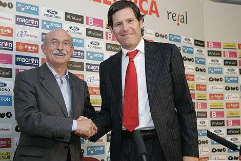 Mateo Alemany el día que vendió el Mallorca a Serra Ferrer. (Foto: EFE)