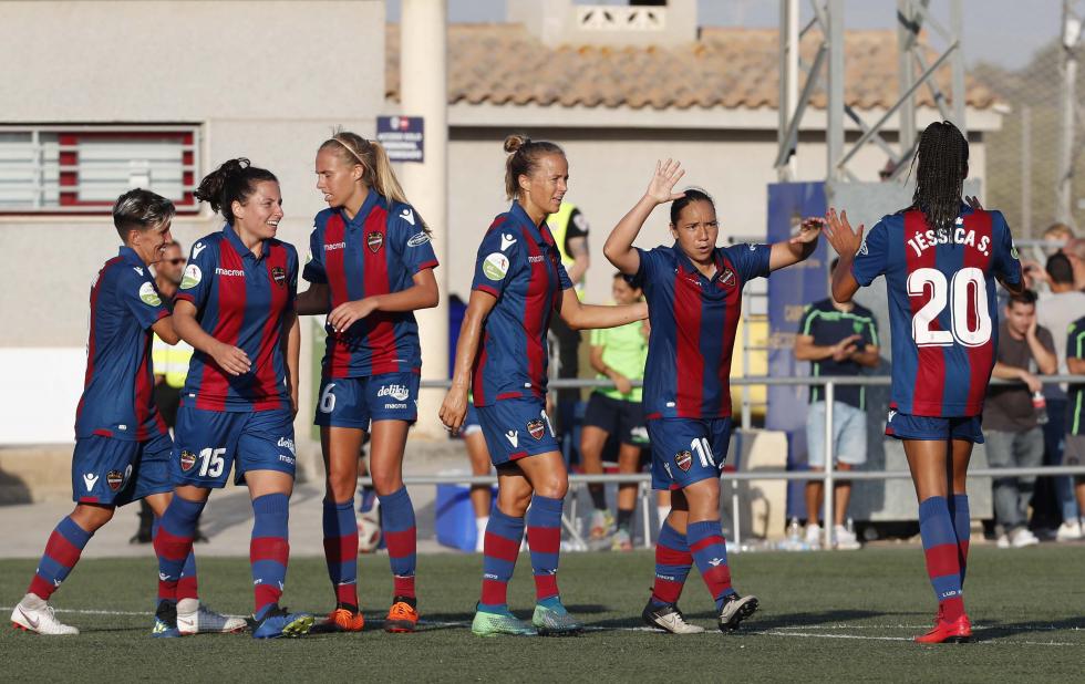 Charlyn Corral celebra un gol con el Levante Femenino (Foto: LaLiga Santander).