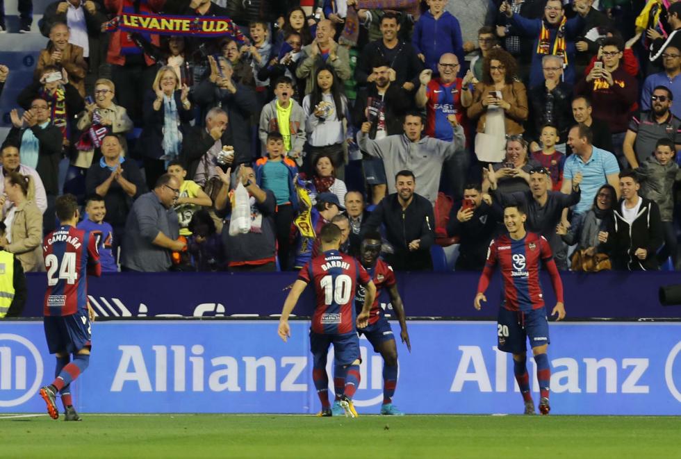La afición del Levante celebra un gol en el Ciutat de Valencia (Foto: LaLiga Santander).