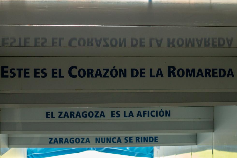 Lemas del Real Zaragoza en las paredes interiores de La Romareda. (Foto: Dani Marzo)
