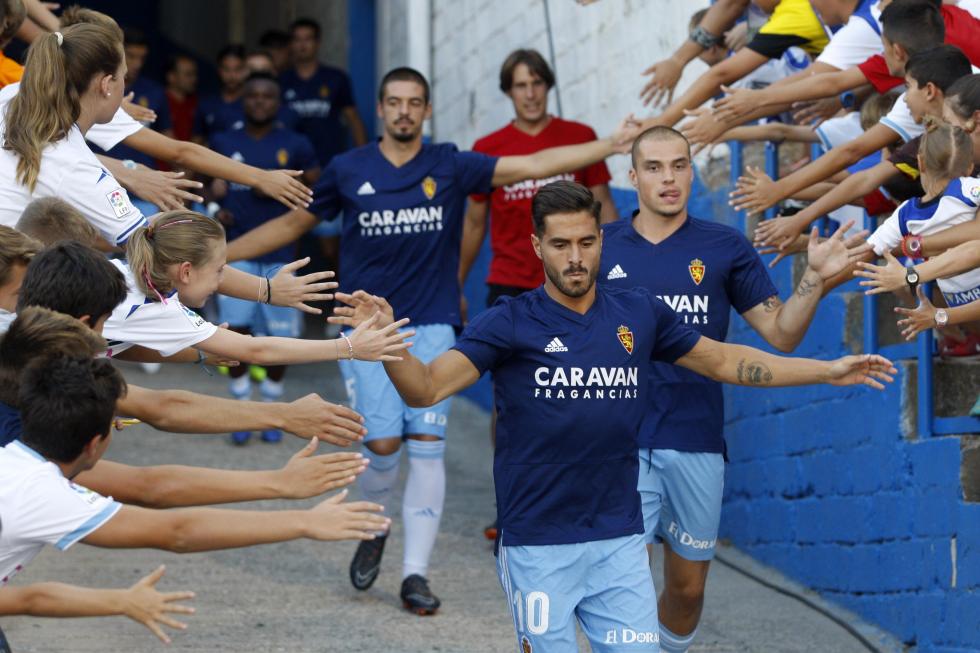 Jóvenes aficionados saludan a los jugadores que saltan al césped. (Foto: LaLiga Santander)