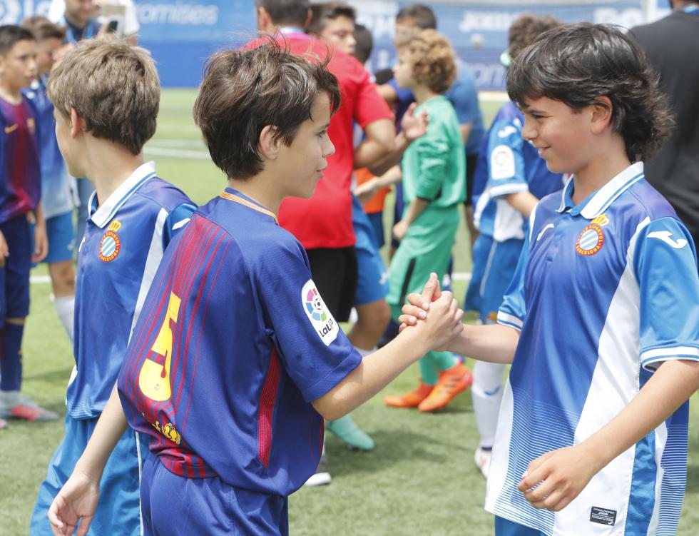 Saludo entre un jugador alevín del Barcelona y otro del Espanyol (Foto: LaLiga).