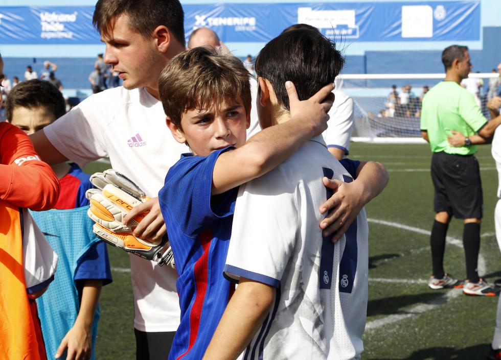 Un jugador del Barcelona se abraza a otro del Real Madrid durante un torneo de LaLiga Promises (Foto: LaLiga).