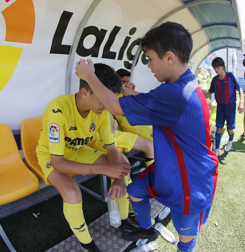 Un jugador del Barça consuela a uno del Villarreal durante un torneo de LaLiga Promises (Foto: LaLiga).