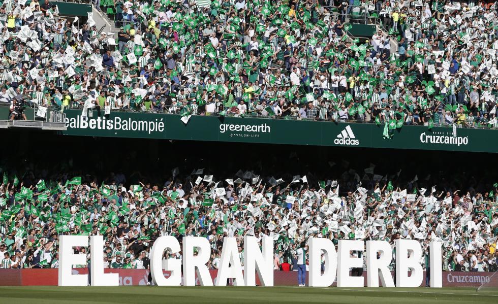 El corpóreo de ElGranDerbi, en los momentos previos a un Real Betis-Sevilla FC en el Benito Villamarín. (Foto: LaLiga)