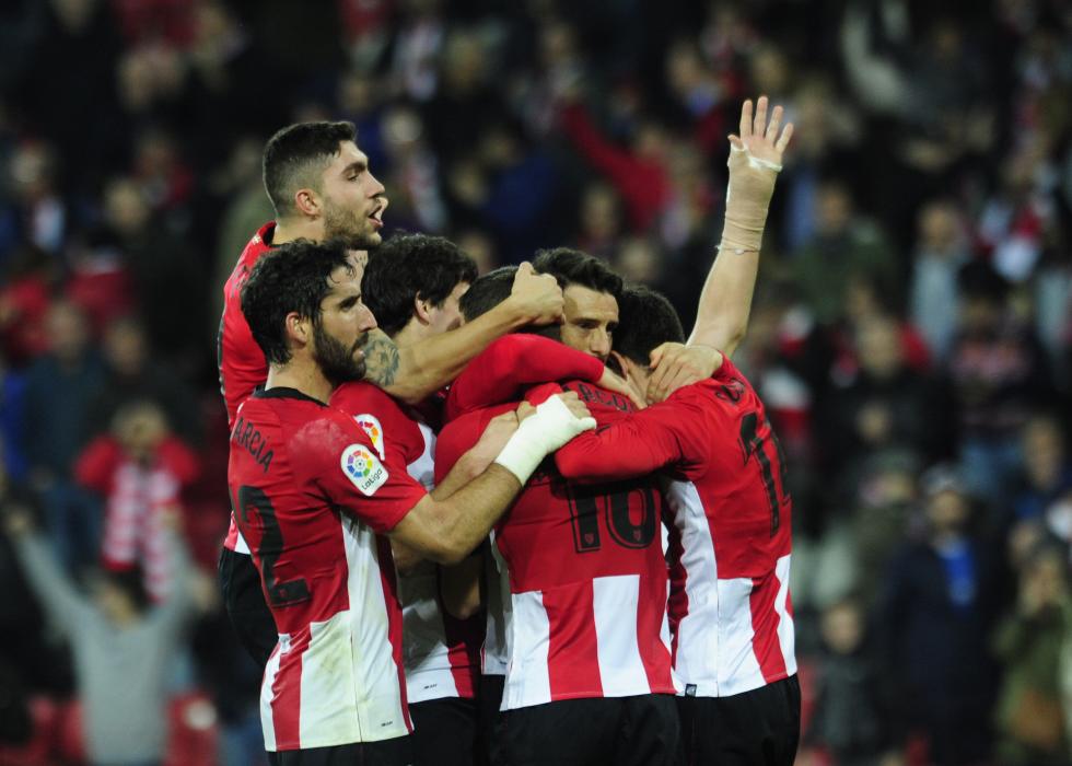 Aduriz celebra con sus compañeros el gol ante el Girona FC en San Mamés.