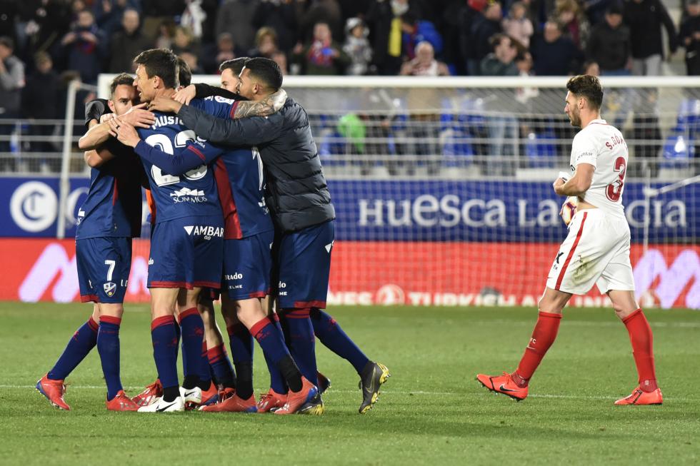 La plantilla del Huesca celebra uno de los goles frente al Sevilla FC.