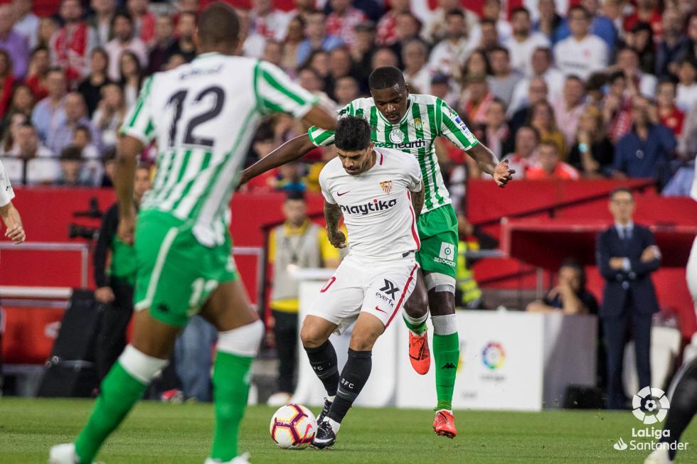 Una jugada del derbi sevillano entre el Sevilla FC y el Real Betis en el Sánchez-Pizjuán.