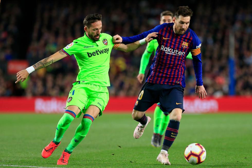 Messi y Morales se disputan una pelota en el partido entre el FC Barcelona y el Levante UD.