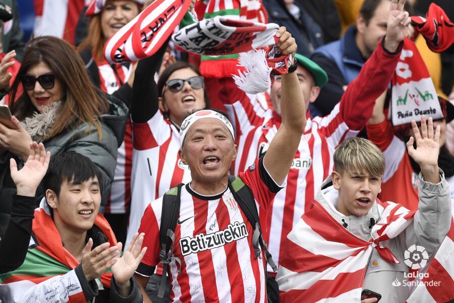 Masami Murakami disfruta de un partido del Athletic Club en San Mamés.