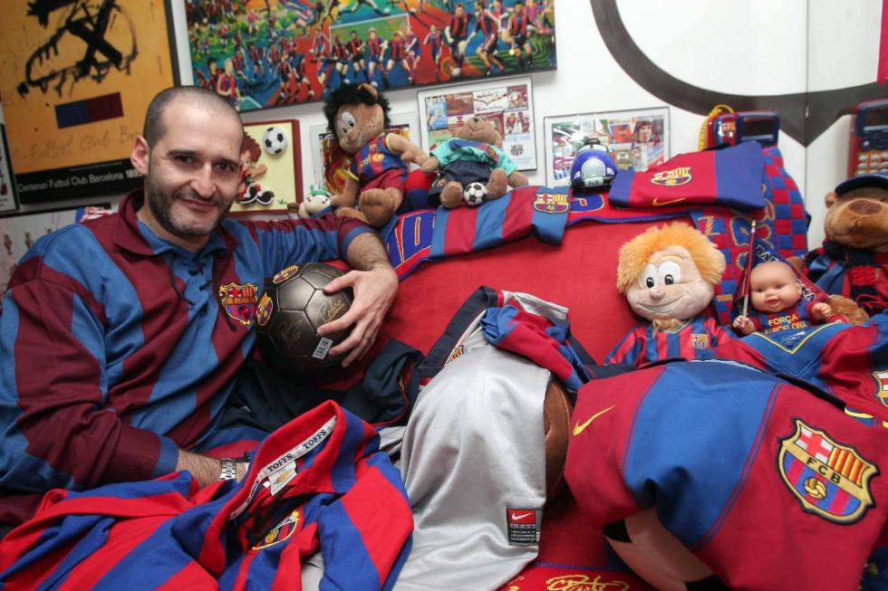 Fernando Cotera, con su colección de artículos del FC Barcelona en México.