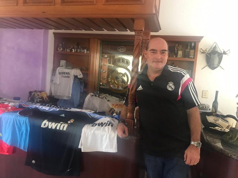 Francisco Cotera, con su colección de camiseta del Real Madrid en México.