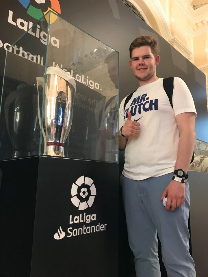 Oleg posa junto al trofeo de LaLiga Santander.